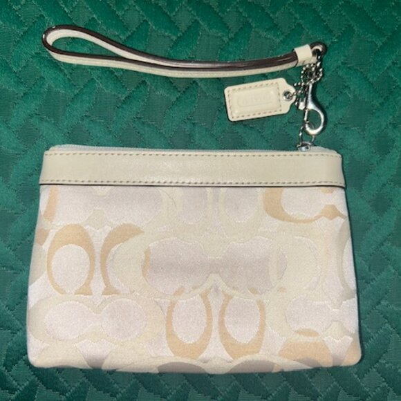 New w/o Tags Coach Jacquard SIGNATURE C Pleated WRISTLET w Leather Trim - Picture 2 of 4